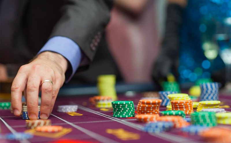 公诉机关指控：五名被告人在深圳开设赌场牟利